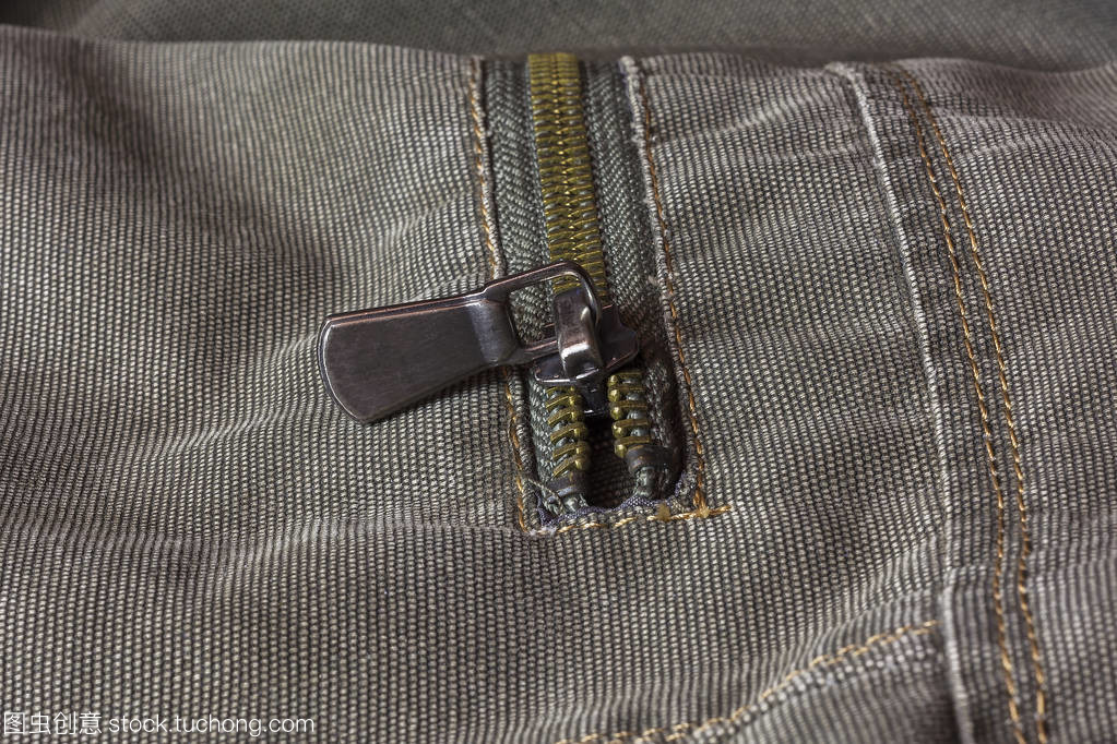 拉鏈縫到衣服, 并關(guān)閉口袋