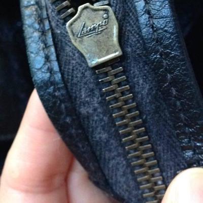 巴黎世家機車包拉鏈鑒定指南 學會辨別真偽，放心帶回家